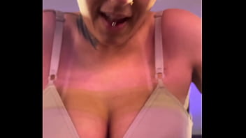 Eu na academia com top parecendo sutiã fiquei com tesão vendo os macho olhando meu peitinhos suado cheguei em casa e me masturbei gostoso pensando na aquilo