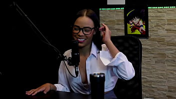 Morena gostosa faz stripper most os lindos peitos e a buceta apertadinha após falar que frequentava boates e não quis ser feita de besta - alice vasconcelos watch sheer red