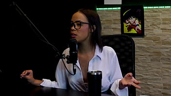 Morena gostosa faz stripper most os lindos peitos e a buceta apertadinha após falar que frequentava boates e não quis ser feita de besta - alice vasconcelos watch sheer red