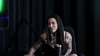 Gostosa demonstra seu gemido depois de dizer que se não souber usar o pau que saiba usar a língua e os dedos e quando foi pra londres - lexi mallet sheer red