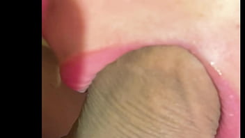 Fiz a putinha gozar na minha boca e depois coloquei meu pau na boquinha da puta branquinha ela é viciada em chupar meu pau fico cheio tesão na calcinha fio dental que ela usa e na sua sainha curta
