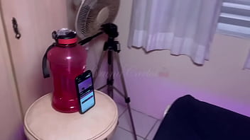 O corno do meu marido não aguentou o tesão de me ver dando a buceta pro meu chefe e entrou na brincadeira junto engoli toda a piroka dele enquanto estava sendo fudida e gozando na pika de outro