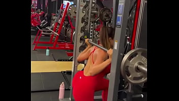 Um pouquinho do treino de ontem eu sofrendo fazendo a fundo com 10kg d cada lado agathaliraofficiall