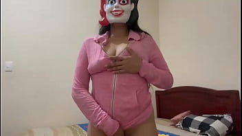 ¡¡velo antes que lo borren madrastra jovencita se mete los dedos y se masturba rico el coño y culo