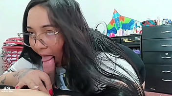 Hermosa mujer chubby de culo grande si que me sabe chupar mi verga hasta llenarla de creampie - parte 2