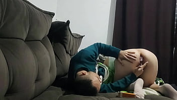 Meia-irmã pede ajuda ao meio-irmão para remover plug anal da bunda enquanto a madrasta está ausente