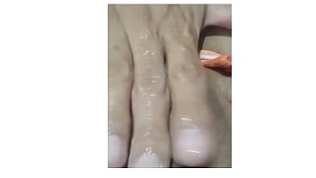 O primo do meu marido estava escondido me olhando bater ciririca não aquentei chamei ele dei gostoso