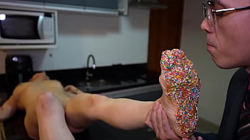 Surpresa para o marido gostosa colocou confeito no corpo para fazer surpresa para o marido dela