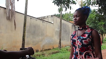 Le transporteur chauffeur de moto et sa clientèle dans une baise publique en pleine route a yaoundé au cameroun sa grosse bite il baise copieusement sa cliente sur la exclusivité sur et xvideos red