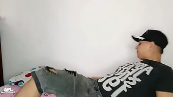 Llego a mi cuarto despues de darme una ducha y me doy cuenta que el cachondo del hijastro de mi hermanastra se esta tocando su gran polla con mi ropa interior terminamos follando - parte 1