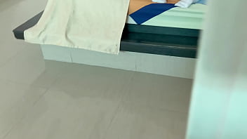 Descubro a mi hijastra nalgona con un dildo en el culo y me masturbo hasta sacar un chorro de semen de mi verga mientras ella tiene un orgasmo anal