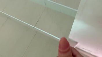 Descubro a mi hijastra nalgona con un dildo en el culo y me masturbo hasta sacar un chorro de semen de mi verga mientras ella tiene un orgasmo anal