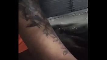O negão me comeu já rua de camisinha depois não aguentou tirou me comeu no pelo e gozou na minha boquinha vídeo dispo