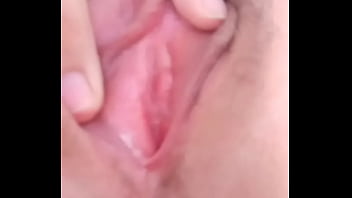 小母 在床上发骚掰开粉逼给我看