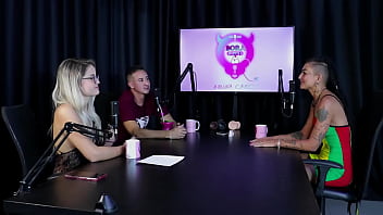 Começou vendendo packs desde cedo gostava de exibir o corpo se identifica como pansexual e quando teve que dominar - caroleta roots & bruna carlos sheer red