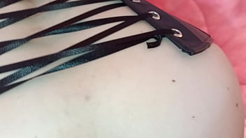 Esposa puta camarera del bar se lleva un cliente a casa y lo folla por dinero mientras su marido trabaja 2