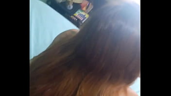Ruiva casada depois de chupar o marido vai na casa de swing sozinha a fode com um desconhecido sem camisinha e leva gozada na cara
