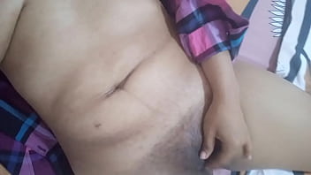 Latina asiste a una entrevista de trabajo que termino follada mientras cuenta su experiencia se toca su coño con leche adentro