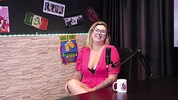 Ela sempre foi ousada e gosta de receber elogios e ter pessoas a desejando e sua filha de 18 anos - vanessa cerejinha red sheer