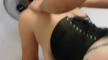 Me lleno tanto de leche el culo que me quedo chorreando todo el dia y las piernas temblando de tanto acabar por como me cojio el orto