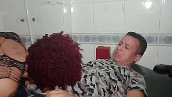 Mulher de corno fudeu com todos na boate liberal mas o tesão não acaba e no final ela acabou exibindo para o motorista de aplicativo