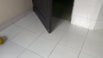 La sirvienta nalgona me sorprende mirandole el culo y se masturba para mi hasta sacarme toda la leche