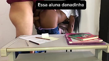 Durante o recreio professor e aluna ficaram sozinhos na sala de aula onde o professor acabou comendo sua bocetinha e colocou a cabecinha no seu cozinho