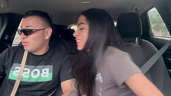 No me aguante y folle con mi mejor amigo en el auto luego de verse con su marido