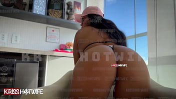 Me exibindo como uma verdadeira puta casada na varanda do apartamento com meu bikini safado de hotwife