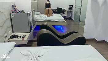 Me gusta divertirme con mi esposa haciendo un rico y divertido juego de roles mientras me follo su gran culo y la lleno de creampie - parte 2