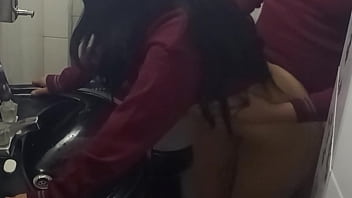 Cámara graba a alumnos en el baño del instituto encontramos un baño solo cogiendo con alumna en el baño video casero