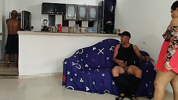Engaño a mi marido con su hermano gemelo que tiene la polla más grande luego toco a mi marido cornudo y me deja el coño lleno de semen