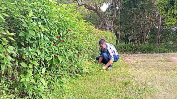 Jardineiro mega-dotado macetando a pica grossa até gozar - urso brasileiro fodendo a caceta até jorrar leite - dotado tocando punheta na fazenda