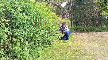 Jardineiro mega-dotado macetando a pica grossa até gozar - urso brasileiro fodendo a caceta até jorrar leite - dotado tocando punheta na fazenda