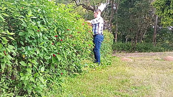 Jardineiro mega-dotado macetando a pica grossa até gozar - urso brasileiro fodendo a caceta até jorrar leite - dotado tocando punheta na fazenda