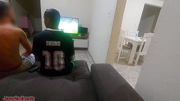 Tive que fazer sexo com amigo do meu marido por causa de uma aposta mas fiquei com tesão e acabei fazendo dp com os dois