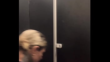 Fiquei com muito tesão na academia treinando que acabei indo pro banheiro manjar e gozar gostoso