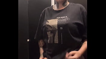 Fiquei com muito tesão na academia treinando que acabei indo pro banheiro manjar e gozar gostoso