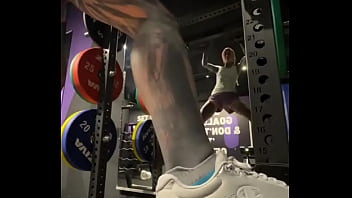 ️️ do you like to go to the gym let me know your favorite workout routines or what motivates you to h