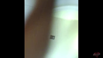 Corno sabe que sua esposa trai ele com uma rola preta grande e grossa - quando ela chega em casa arrombada o corno limpa toda a porra dela