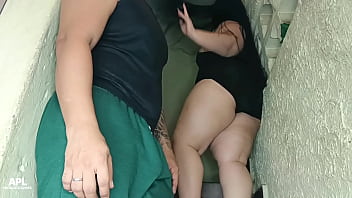 Mi vecino me gusta tanto pero por fin logre invitarlo a mi casa para que me mostrara su gran verga y poder comermelo - parte 1