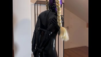 Touchedfetish - livestream mitschnitt - latex & gummi fetisch ehepaar - unterwürfige schlampe bekommt kehlenfick & gesichtsbesamumg