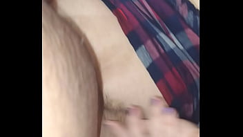 Otra cogida de perrito se aprovecha que estoy haciendo limpieza mi jefe para manosearme y meterme toda su polla en mi boca