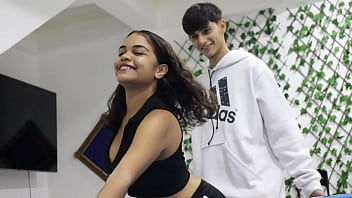 Nuevo chica morena latina es follada en un billar mientras tomaba clases por su hermanastro mayor - porno en espanol