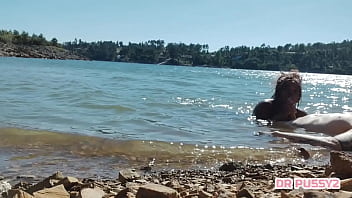 Mamei o pau do tatuado dentro de água na frente de todos os turistas que passeavam de barco ao final da tarde
