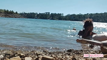 Mamei o pau do tatuado dentro de água na frente de todos os turistas que passeavam de barco ao final da tarde