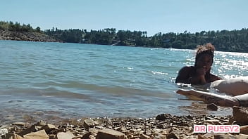 Mamei o pau do tatuado dentro de água na frente de todos os turistas que passeavam de barco ao final da tarde