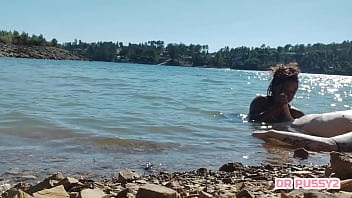 Mamei o pau do tatuado dentro de água na frente de todos os turistas que passeavam de barco ao final da tarde