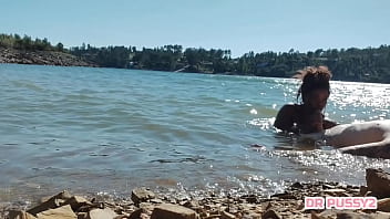 Mamei o pau do tatuado dentro de água na frente de todos os turistas que passeavam de barco ao final da tarde