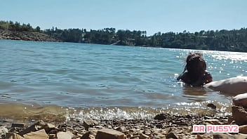 Mamei o pau do tatuado dentro de água na frente de todos os turistas que passeavam de barco ao final da tarde